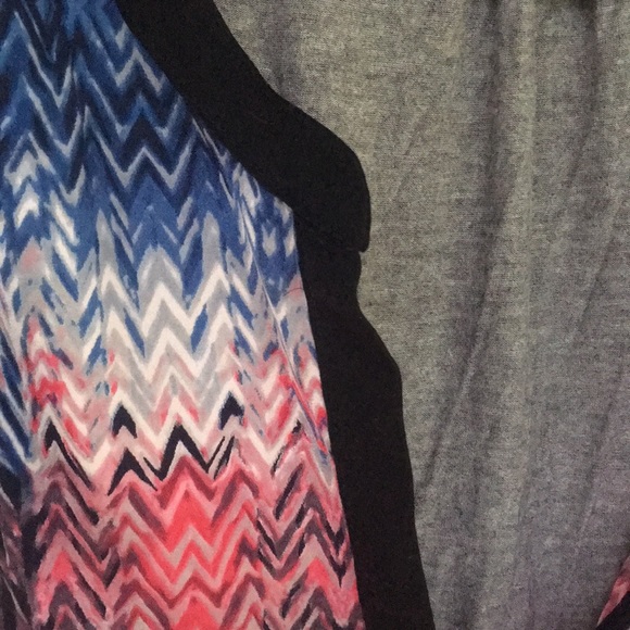 Daniel Rainn Deep V Top - Picture 3 of 4